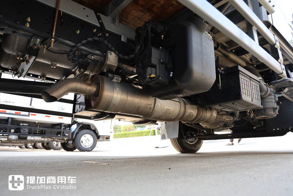 宽体驾驶室,高端双排轻卡的标杆,实拍庆铃五十铃KV100双排轻卡 - 第19张 - 提加商用车网 宽体驾驶室,高端双排轻卡的标杆,实拍庆铃五十铃KV100双排轻卡 - 第19张
