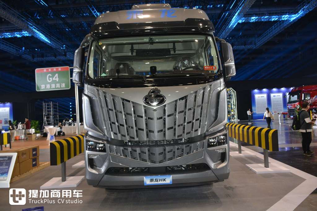 节气5%,高端燃气车新体验,乘龙HK 630马力LNG牵引车实拍 - 第2张 - 提加商用车网 节气5%,高端燃气车新体验,乘龙HK 630马力LNG牵引车实拍 - 第2张