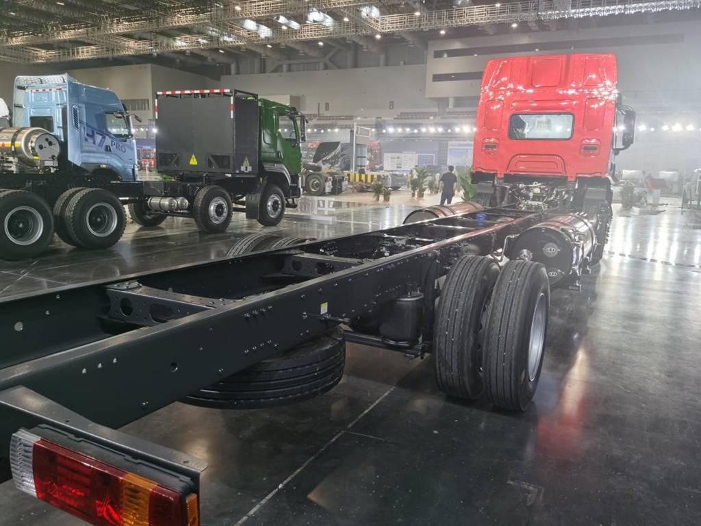 “创富一哥”乘龙H5 LNG大单桥四大优势让快递运输多拉多赚 - 第2张 - 提加商用车网 “创富一哥”乘龙H5 LNG大单桥四大优势让快递运输多拉多赚 - 第2张