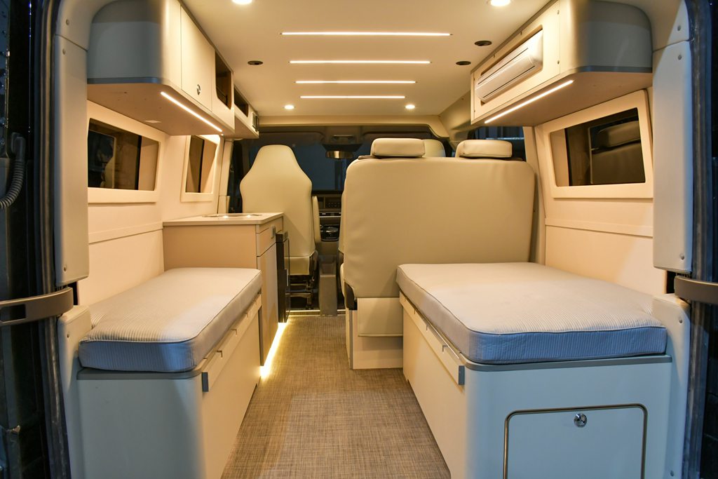 先锋官V首款官方改装宿营车来了 - 第2张