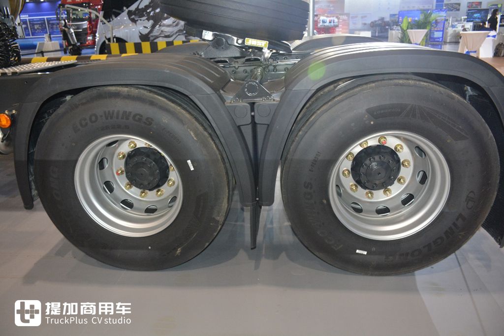 节气5%,高端燃气车新体验,乘龙HK 630马力LNG牵引车实拍 - 第20张 - 提加商用车网 节气5%,高端燃气车新体验,乘龙HK 630马力LNG牵引车实拍 - 第20张