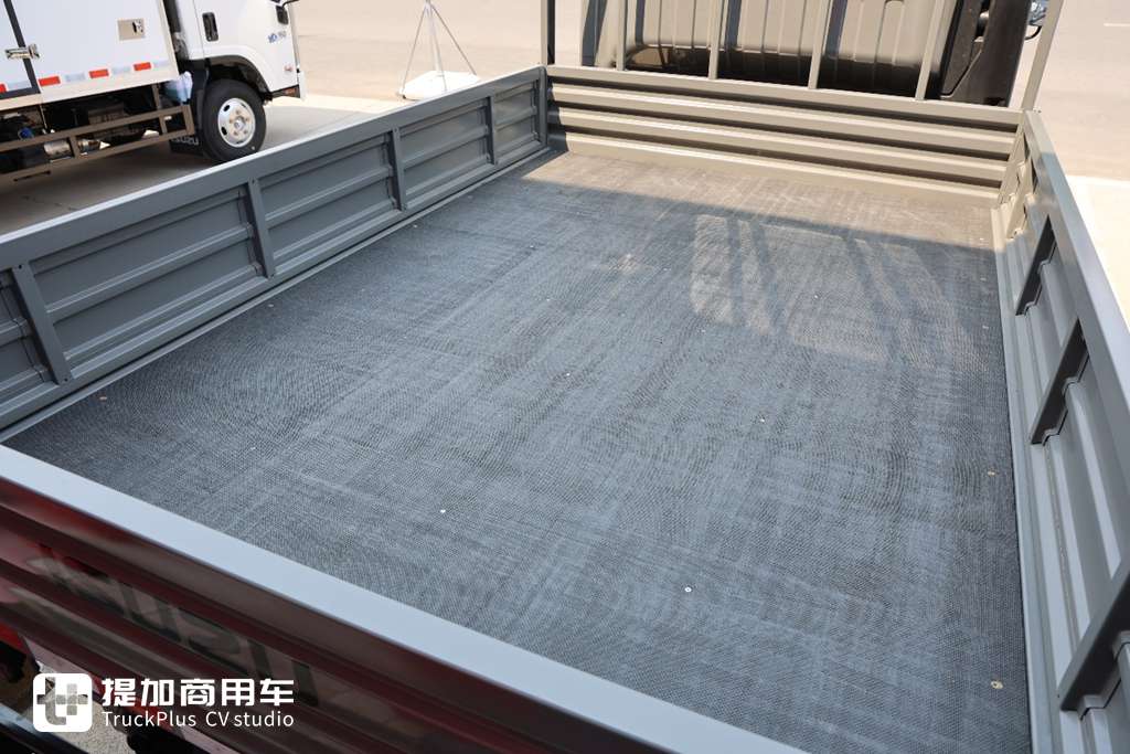 宽体驾驶室,高端双排轻卡的标杆,实拍庆铃五十铃KV100双排轻卡 - 第20张 - 提加商用车网 宽体驾驶室,高端双排轻卡的标杆,实拍庆铃五十铃KV100双排轻卡 - 第20张