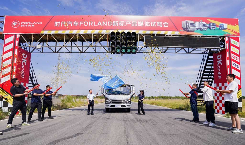 驰骋专业赛道 见证时代焕新|—时代汽车FORLAND新标产品媒体试驾会圆满举行 - 第3张 - 提加商用车网 驰骋专业赛道 见证时代焕新|—时代汽车FORLAND新标产品媒体试驾会圆满举行 - 第3张