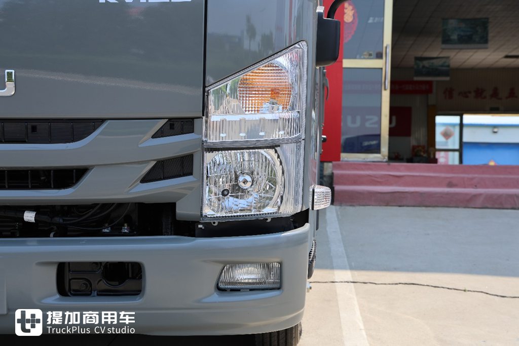 宽体驾驶室,高端双排轻卡的标杆,实拍庆铃五十铃KV100双排轻卡 - 第4张 - 提加商用车网 宽体驾驶室,高端双排轻卡的标杆,实拍庆铃五十铃KV100双排轻卡 - 第4张