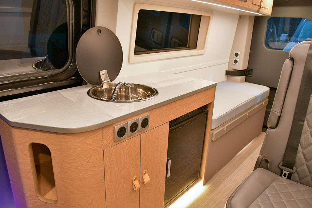 先锋官V首款官方改装宿营车来了 - 第4张