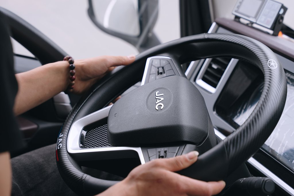 大电量=长续航?深圳江淮新能源轻卡ES9冷藏车车主张师傅有话说:不要玩数字游戏 - 第4张 - 提加商用车网 大电量=长续航?深圳江淮新能源轻卡ES9冷藏车车主张师傅有话说:不要玩数字游戏 - 第4张