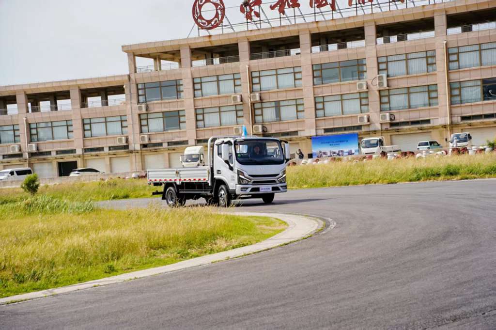 驰骋专业赛道 见证时代焕新|—时代汽车FORLAND新标产品媒体试驾会圆满举行 - 第6张 - 提加商用车网 驰骋专业赛道 见证时代焕新|—时代汽车FORLAND新标产品媒体试驾会圆满举行 - 第6张