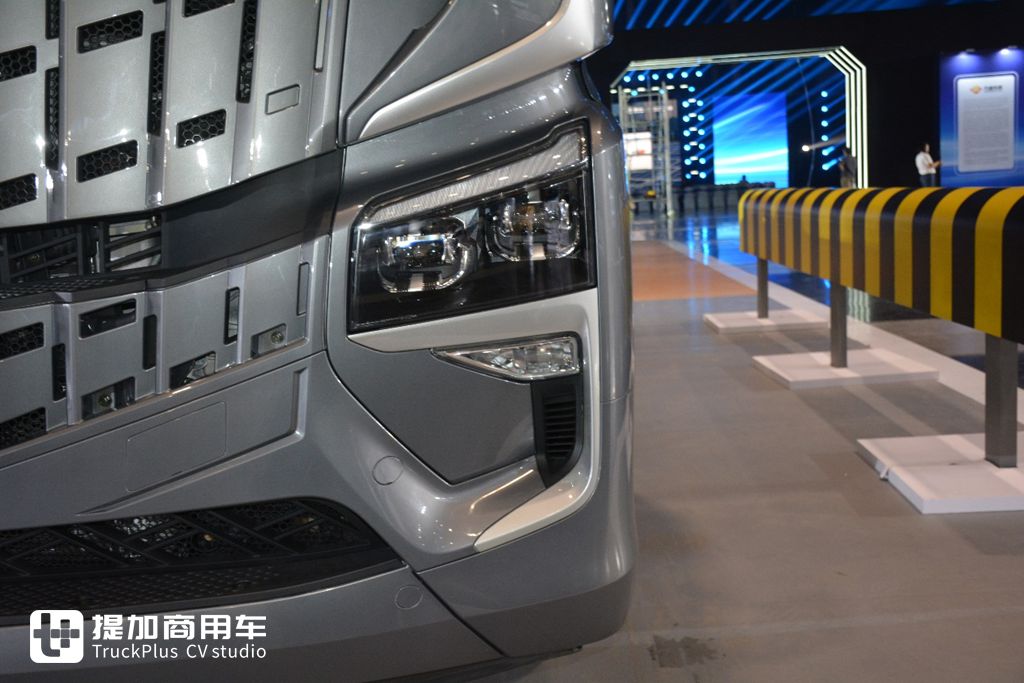 节气5%,高端燃气车新体验,乘龙HK 630马力LNG牵引车实拍 - 第7张 - 提加商用车网 节气5%,高端燃气车新体验,乘龙HK 630马力LNG牵引车实拍 - 第7张