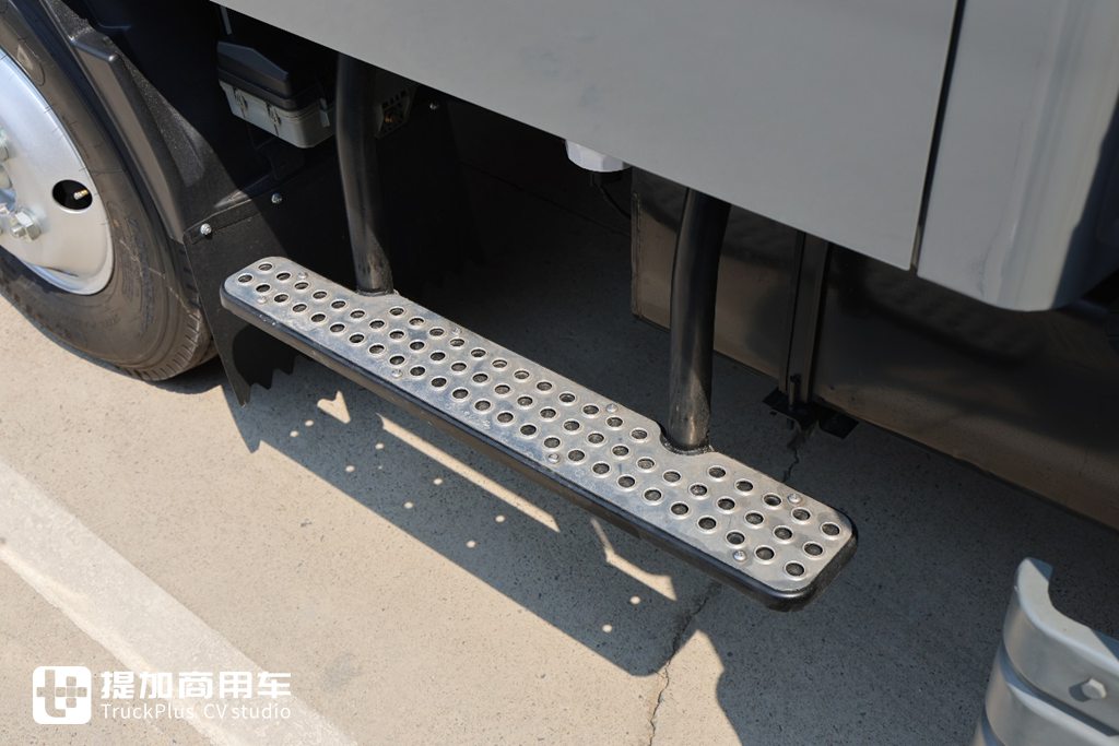 宽体驾驶室,高端双排轻卡的标杆,实拍庆铃五十铃KV100双排轻卡 - 第7张 - 提加商用车网 宽体驾驶室,高端双排轻卡的标杆,实拍庆铃五十铃KV100双排轻卡 - 第7张