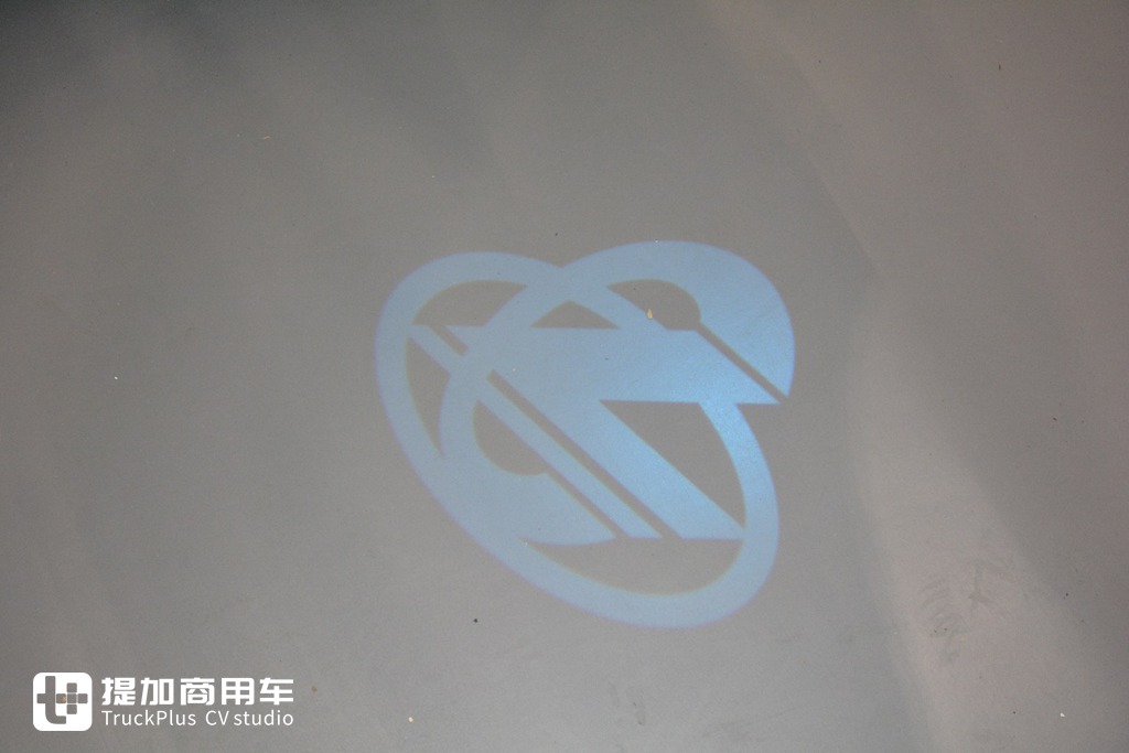 节气5%,高端燃气车新体验,乘龙HK 630马力LNG牵引车实拍 - 第8张 - 提加商用车网 节气5%,高端燃气车新体验,乘龙HK 630马力LNG牵引车实拍 - 第8张