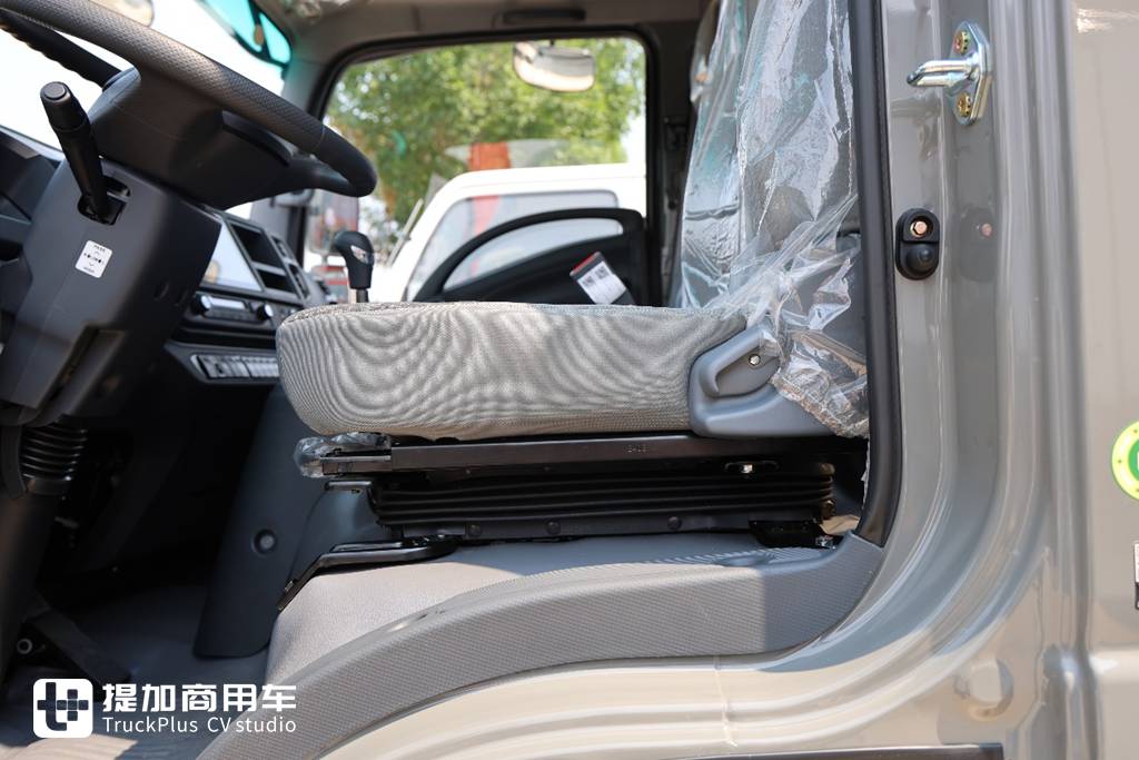 宽体驾驶室,高端双排轻卡的标杆,实拍庆铃五十铃KV100双排轻卡 - 第8张 - 提加商用车网 宽体驾驶室,高端双排轻卡的标杆,实拍庆铃五十铃KV100双排轻卡 - 第8张