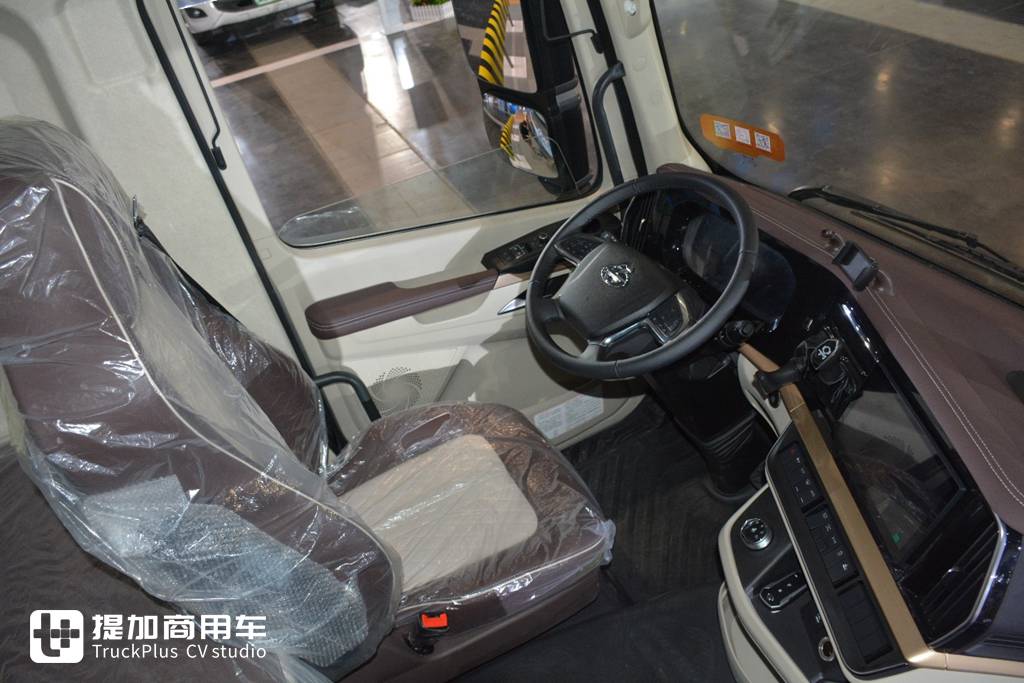 节气5%,高端燃气车新体验,乘龙HK 630马力LNG牵引车实拍 - 第9张 - 提加商用车网 节气5%,高端燃气车新体验,乘龙HK 630马力LNG牵引车实拍 - 第9张