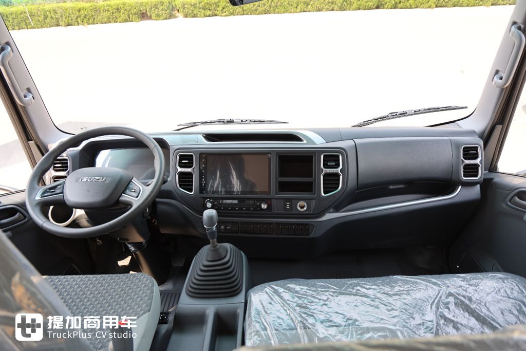 宽体驾驶室,高端双排轻卡的标杆,实拍庆铃五十铃KV100双排轻卡 - 第9张 - 提加商用车网 宽体驾驶室,高端双排轻卡的标杆,实拍庆铃五十铃KV100双排轻卡 - 第9张