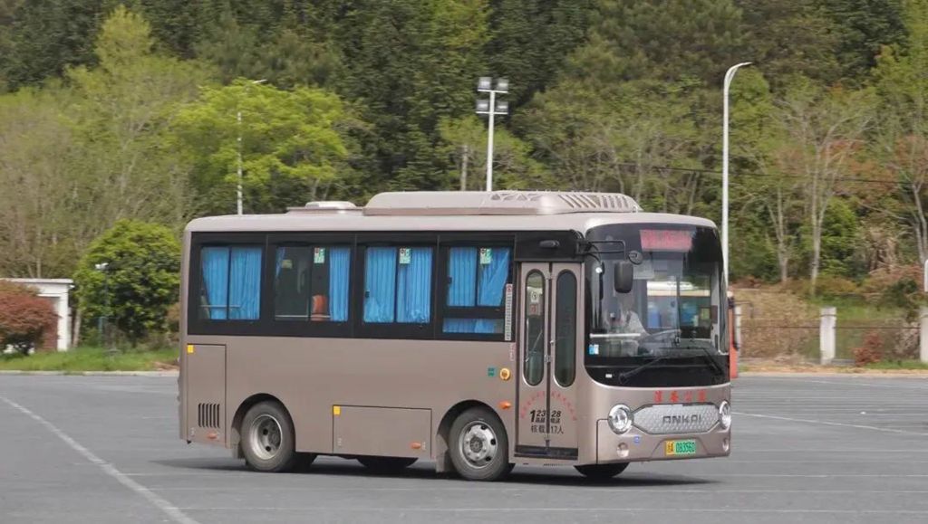 千岛湖畔跃动“土豪金”,安凯纯电公交助力杭州绿色出行焕新颜 - 第2张 - 提加商用车网 千岛湖畔跃动“土豪金”,安凯纯电公交助力杭州绿色出行焕新颜 - 第2张