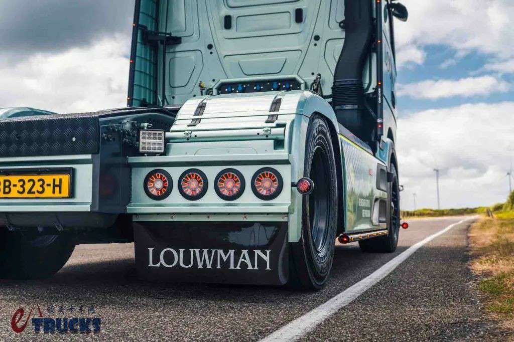 低风阻旗舰结合经典改装!这是欧洲未来卡车改装的样子?实拍第二代奔驰Actros L了解一下 - 第11张 - 提加商用车网 低风阻旗舰结合经典改装!这是欧洲未来卡车改装的样子?实拍第二代奔驰Actros L了解一下 - 第11张