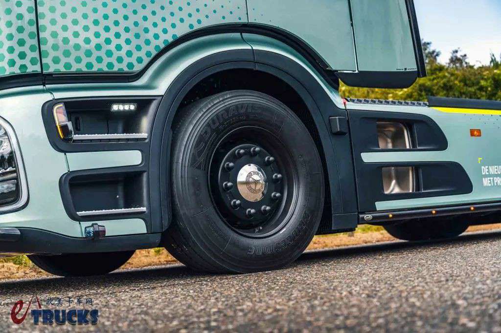 低风阻旗舰结合经典改装!这是欧洲未来卡车改装的样子?实拍第二代奔驰Actros L了解一下 - 第12张 - 提加商用车网 低风阻旗舰结合经典改装!这是欧洲未来卡车改装的样子?实拍第二代奔驰Actros L了解一下 - 第12张