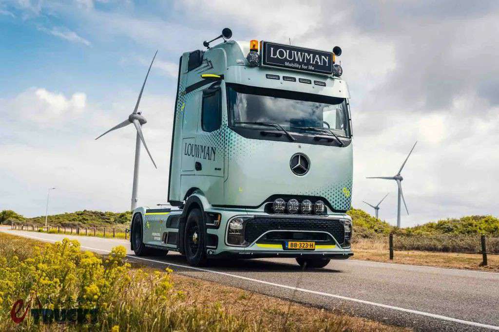 低风阻旗舰结合经典改装!这是欧洲未来卡车改装的样子?实拍第二代奔驰Actros L了解一下 - 第14张 - 提加商用车网 低风阻旗舰结合经典改装!这是欧洲未来卡车改装的样子?实拍第二代奔驰Actros L了解一下 - 第14张