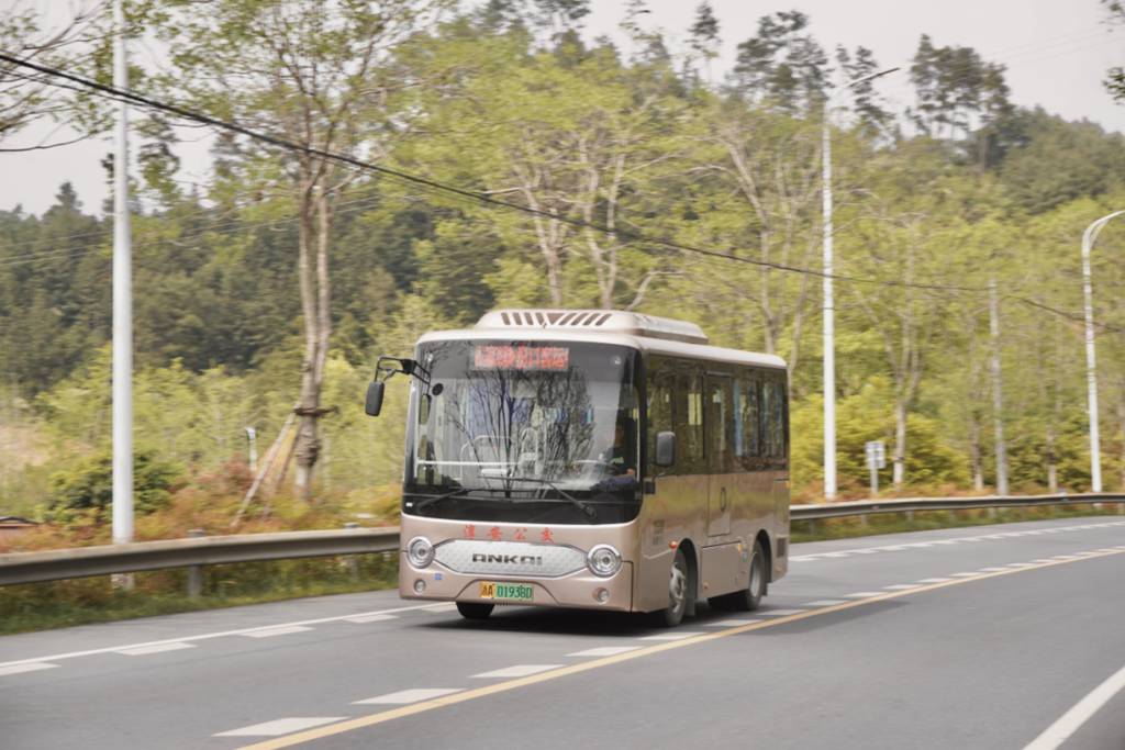 千岛湖畔跃动“土豪金”,安凯纯电公交助力杭州绿色出行焕新颜 - 第4张 - 提加商用车网 千岛湖畔跃动“土豪金”,安凯纯电公交助力杭州绿色出行焕新颜 - 第4张