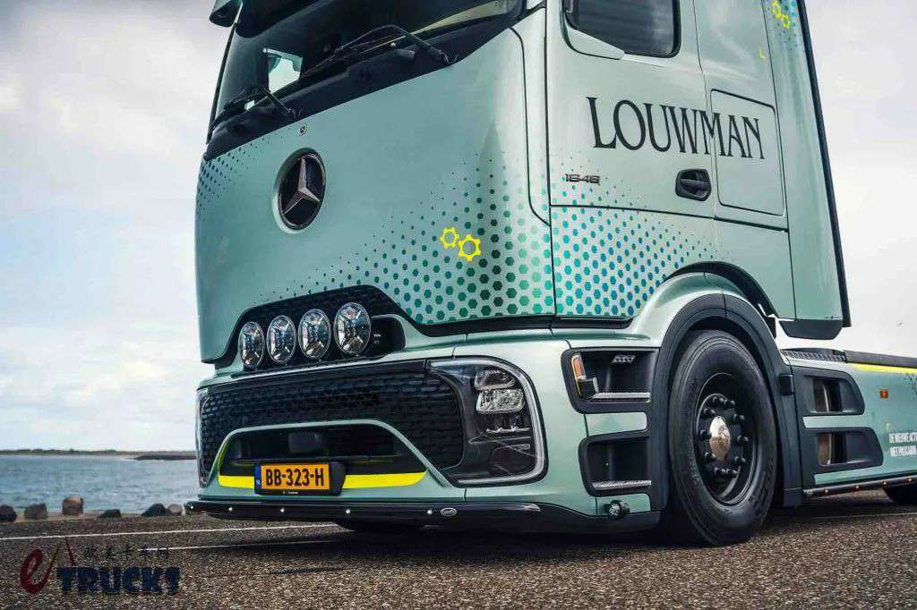 低风阻旗舰结合经典改装!这是欧洲未来卡车改装的样子?实拍第二代奔驰Actros L了解一下 - 第4张 - 提加商用车网 低风阻旗舰结合经典改装!这是欧洲未来卡车改装的样子?实拍第二代奔驰Actros L了解一下 - 第4张