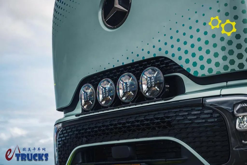 低风阻旗舰结合经典改装!这是欧洲未来卡车改装的样子?实拍第二代奔驰Actros L了解一下 - 第7张 - 提加商用车网 低风阻旗舰结合经典改装!这是欧洲未来卡车改装的样子?实拍第二代奔驰Actros L了解一下 - 第7张