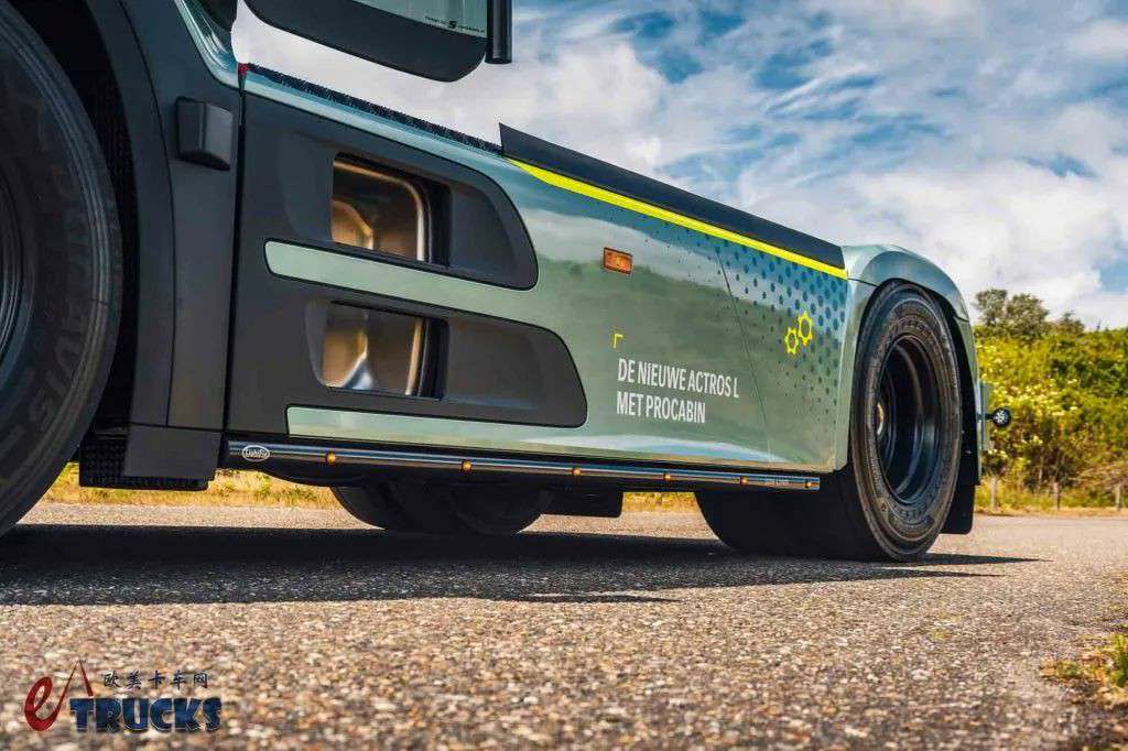 低风阻旗舰结合经典改装!这是欧洲未来卡车改装的样子?实拍第二代奔驰Actros L了解一下 - 第9张 - 提加商用车网 低风阻旗舰结合经典改装!这是欧洲未来卡车改装的样子?实拍第二代奔驰Actros L了解一下 - 第9张