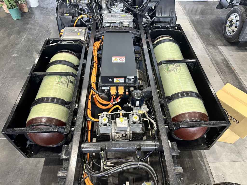 580km高续航 百公里气耗≤6.67kg,乘龙翼威2 CNG增程轻卡来袭! - 第2张 - 提加商用车网 580km高续航 百公里气耗≤6.67kg,乘龙翼威2 CNG增程轻卡来袭! - 第2张