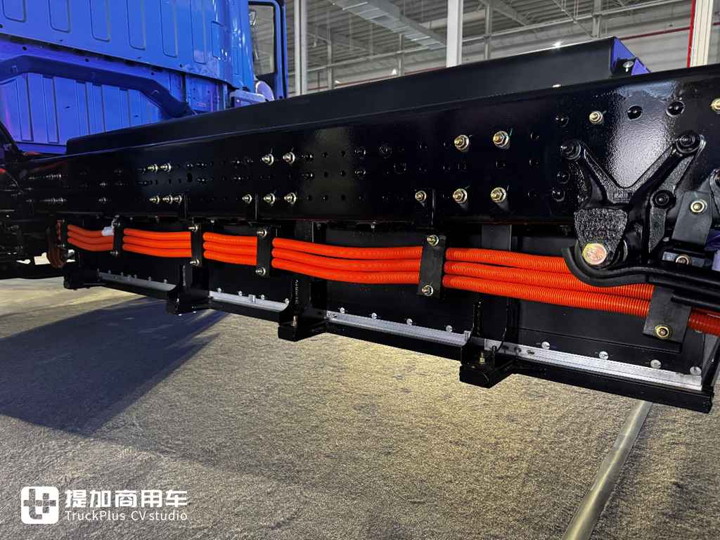 搭载恒星·超级纯电黄金动力平台,潍柴蓝擎高端新品X7电动轻卡实拍 - 第2张 - 提加商用车网 搭载恒星·超级纯电黄金动力平台,潍柴蓝擎高端新品X7电动轻卡实拍 - 第2张