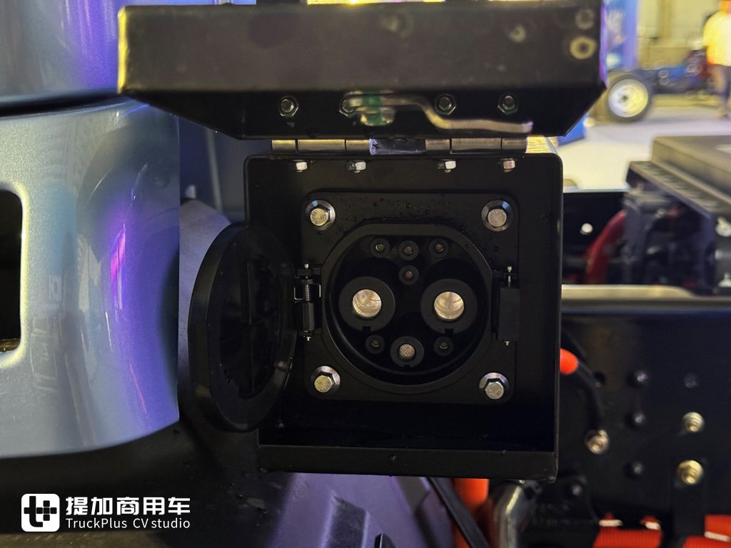 搭载恒星·超级纯电黄金动力平台,潍柴蓝擎高端新品X7电动轻卡实拍 - 第3张 - 提加商用车网 搭载恒星·超级纯电黄金动力平台,潍柴蓝擎高端新品X7电动轻卡实拍 - 第3张