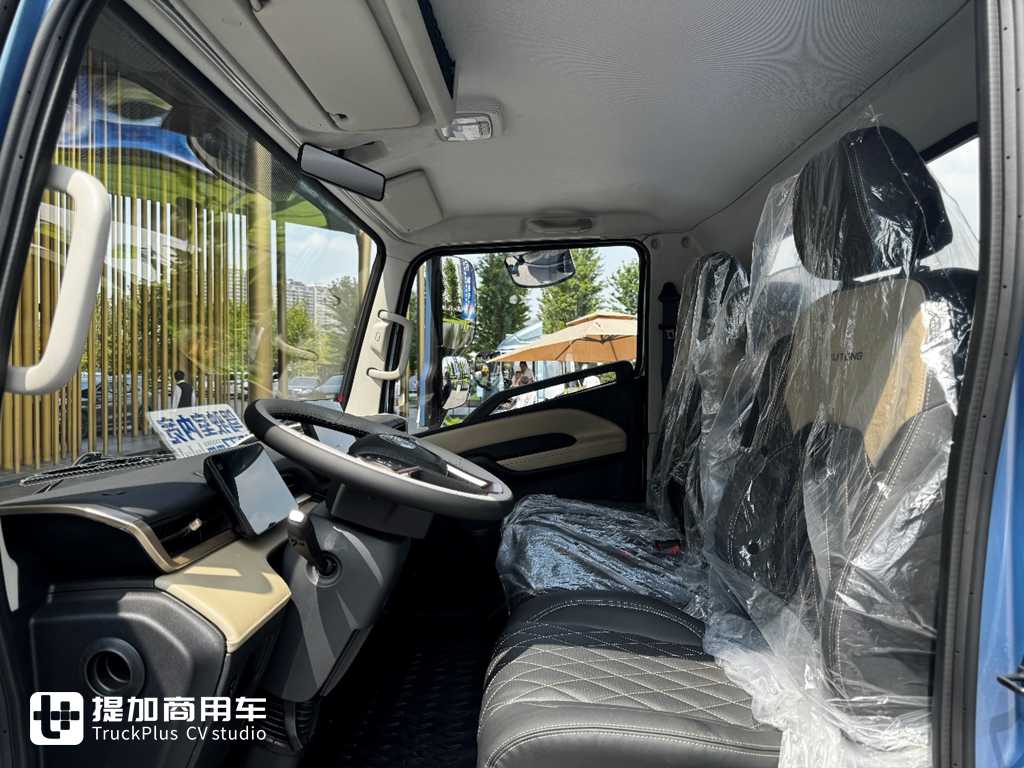 专攻长途运输,原厂高顶双卧驾驶室,宇通T6电动轻卡实拍 - 第7张 - 提加商用车网 专攻长途运输,原厂高顶双卧驾驶室,宇通T6电动轻卡实拍 - 第7张