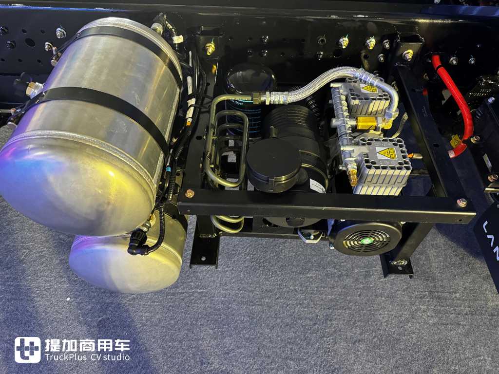 搭载恒星·超级纯电黄金动力平台,潍柴蓝擎高端新品X7电动轻卡实拍 - 第7张 - 提加商用车网 搭载恒星·超级纯电黄金动力平台,潍柴蓝擎高端新品X7电动轻卡实拍 - 第7张
