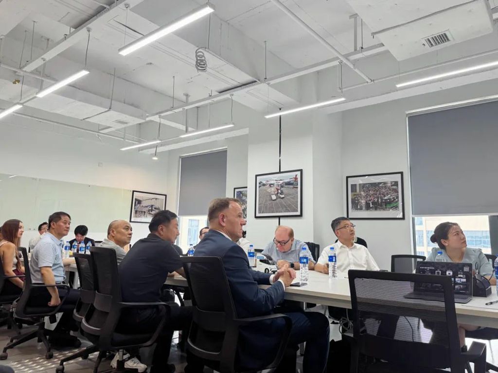 苇渡科技接受墨西哥商会考察,现场展示670km长续航纯电重卡 - 第4张 - 提加商用车网 苇渡科技接受墨西哥商会考察,现场展示670km长续航纯电重卡 - 第4张