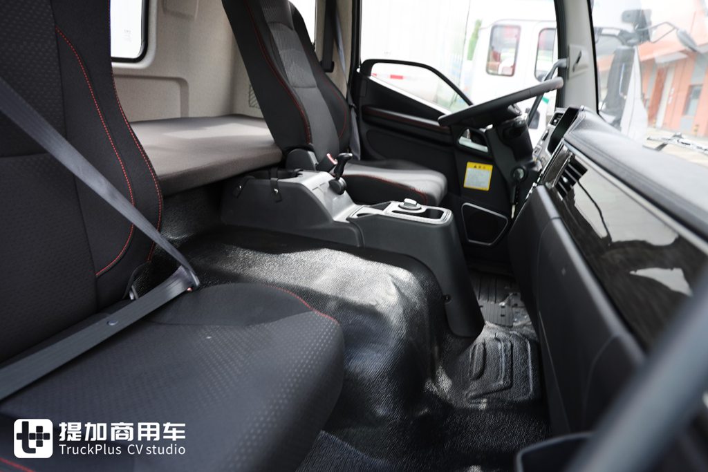 解放JK6迎来平地板车型,除了驾乘体验提升,还有哪些改进? - 第8张 - 提加商用车网 解放JK6迎来平地板车型,除了驾乘体验提升,还有哪些改进? - 第8张