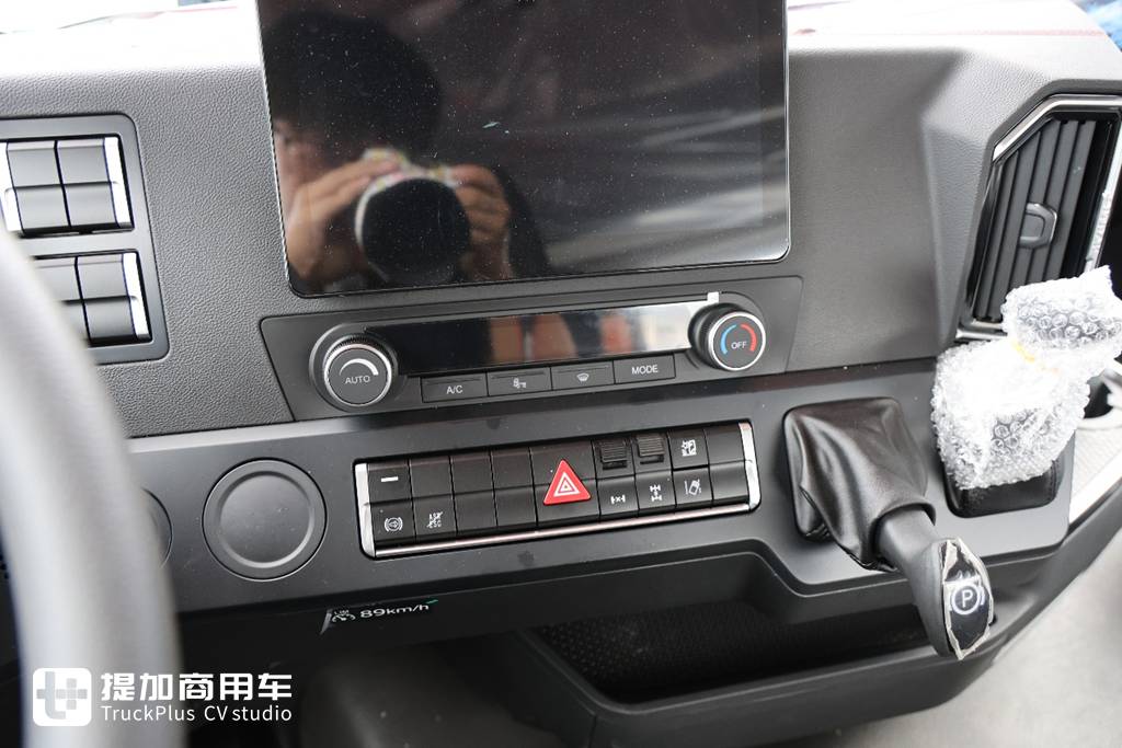 起售价20多万汕德卡来袭,重汽最新推出的汕德卡G7M牵引车实拍,带你看看配置如何 - 第10张 - 提加商用车网 起售价20多万汕德卡来袭,重汽最新推出的汕德卡G7M牵引车实拍,带你看看配置如何 - 第10张
