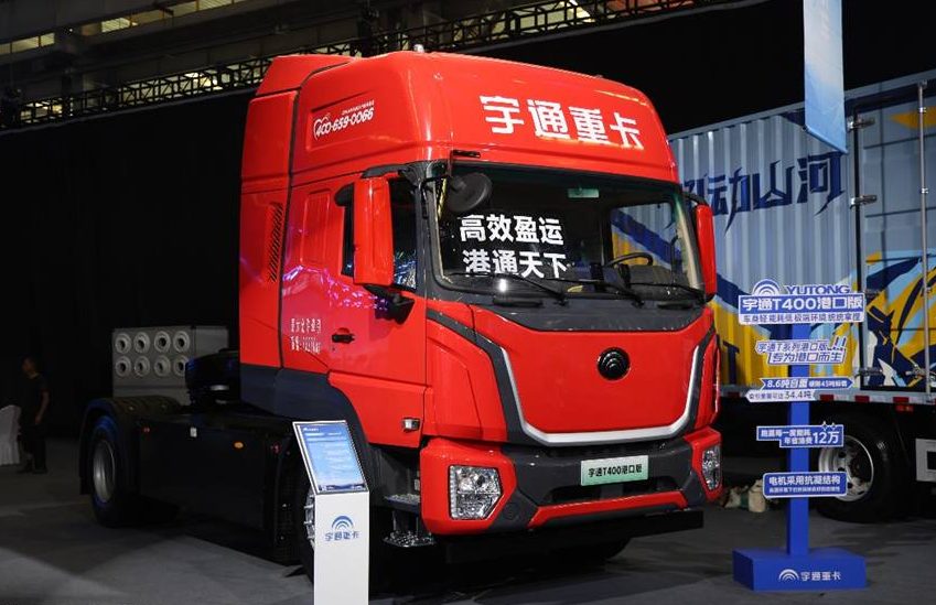 搭载400度电池组，底盘自重只有8.5吨？宇通重卡最新推出的T400港口牵引车实拍