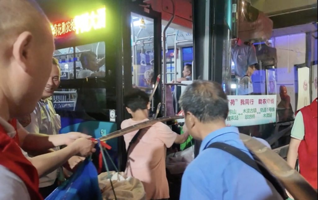 央视报道:苏州金龙海格蔚蓝公交“荷花专线”火出圈! - 第3张 - 提加商用车网 央视报道:苏州金龙海格蔚蓝公交“荷花专线”火出圈! - 第3张