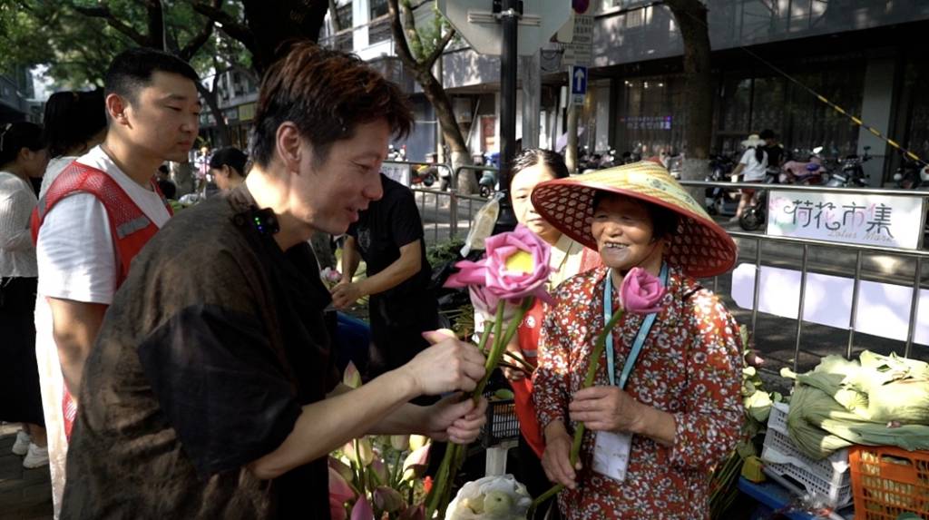 央视报道:苏州金龙海格蔚蓝公交“荷花专线”火出圈! - 第5张 - 提加商用车网 央视报道:苏州金龙海格蔚蓝公交“荷花专线”火出圈! - 第5张