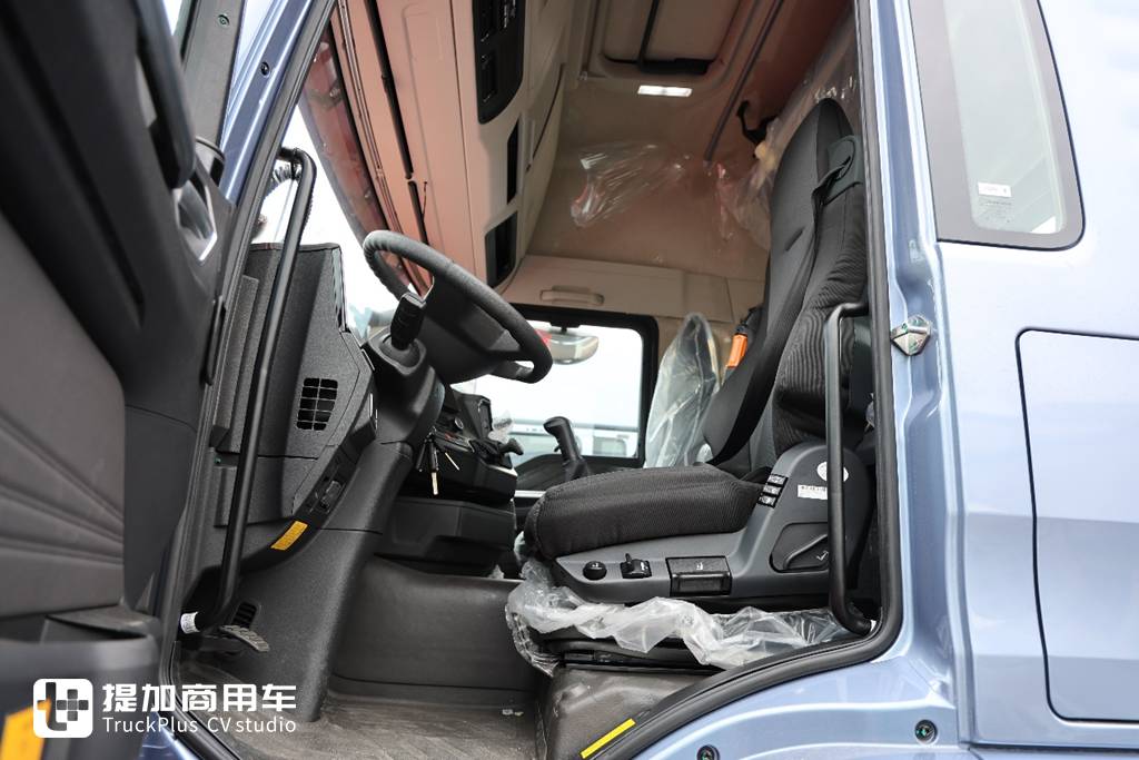 起售价20多万汕德卡来袭,重汽最新推出的汕德卡G7M牵引车实拍,带你看看配置如何 - 第7张 - 提加商用车网 起售价20多万汕德卡来袭,重汽最新推出的汕德卡G7M牵引车实拍,带你看看配置如何 - 第7张
