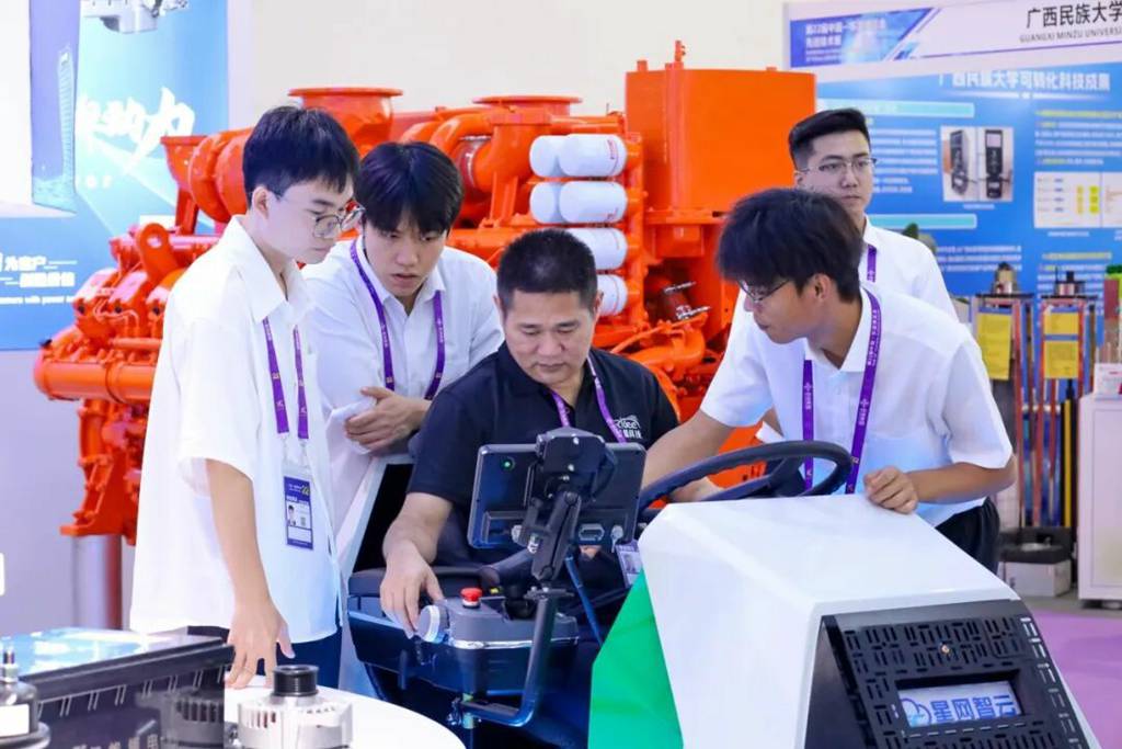 玉柴携高端智能装备闪耀第22届东博会 - 第2张