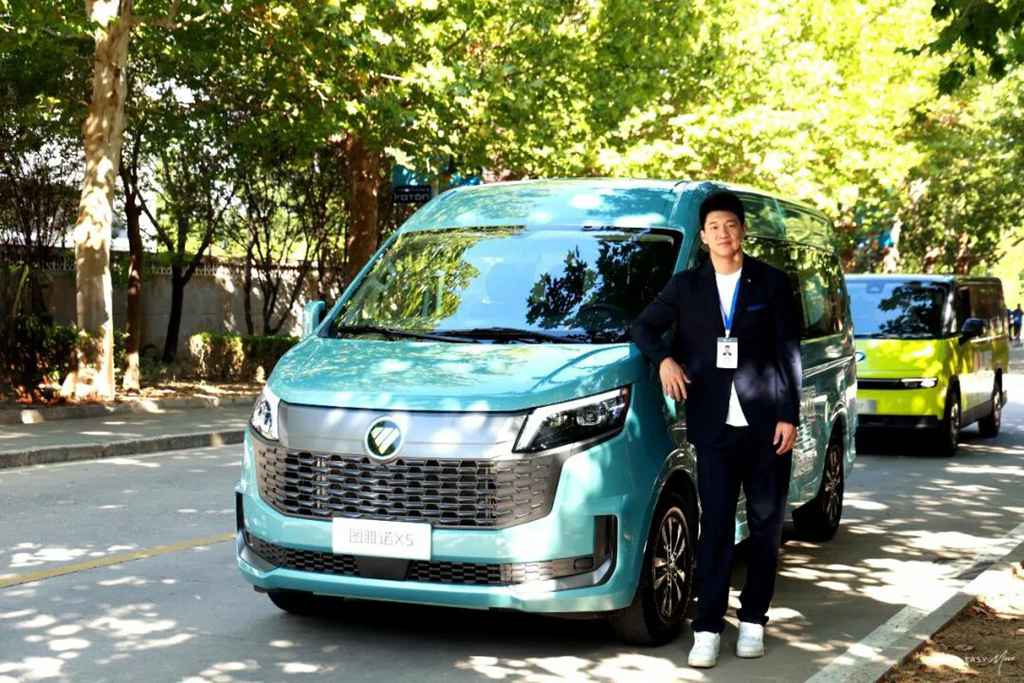 跨界新搭档!中国男篮雷蒙“入职”福田图雅诺,解锁城配物流新势力 - 第1张 - 提加商用车网 跨界新搭档!中国男篮雷蒙“入职”福田图雅诺,解锁城配物流新势力 - 第1张