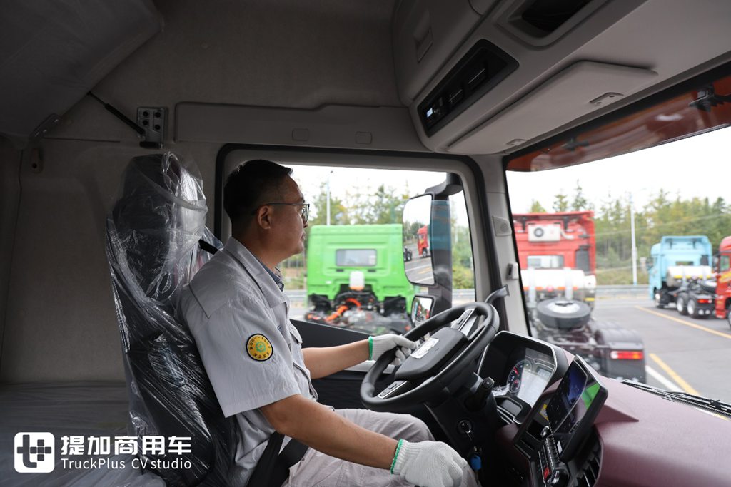 解放鹰驰牵引车正式上市,油车自重只有7.4吨,这配置妥妥的又是一款资源运输神车? - 第27张 - 提加商用车网 解放鹰驰牵引车正式上市,油车自重只有7.4吨,这配置妥妥的又是一款资源运输神车? - 第27张