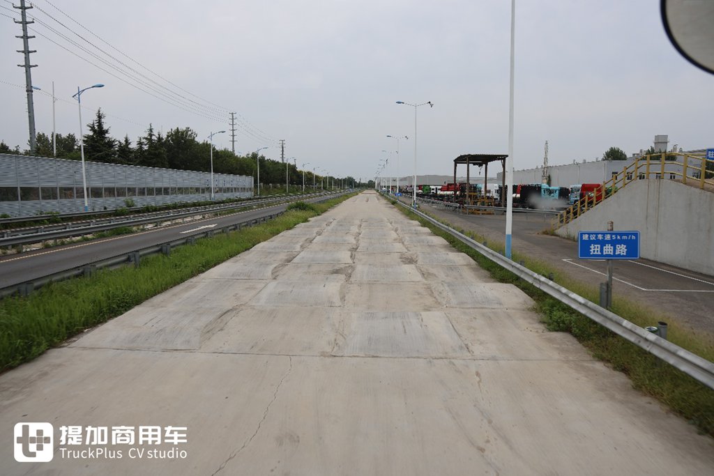 解放鹰驰牵引车正式上市,油车自重只有7.4吨,这配置妥妥的又是一款资源运输神车? - 第28张 - 提加商用车网 解放鹰驰牵引车正式上市,油车自重只有7.4吨,这配置妥妥的又是一款资源运输神车? - 第28张