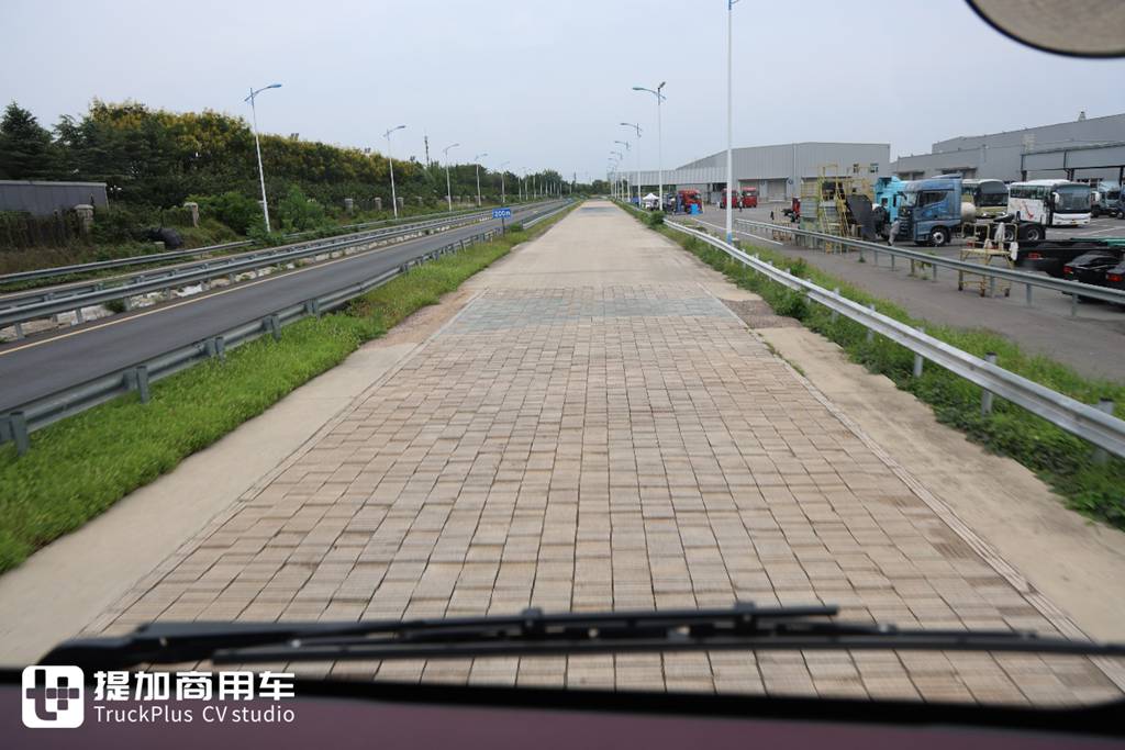 解放鹰驰牵引车正式上市,油车自重只有7.4吨,这配置妥妥的又是一款资源运输神车? - 第29张 - 提加商用车网 解放鹰驰牵引车正式上市,油车自重只有7.4吨,这配置妥妥的又是一款资源运输神车? - 第29张