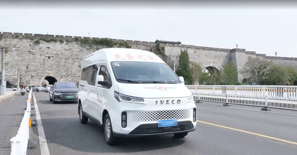 流动的老兵之家,依维柯聚星载满赤子之心 - 第1张 - 提加商用车网 流动的老兵之家,依维柯聚星载满赤子之心 - 第1张