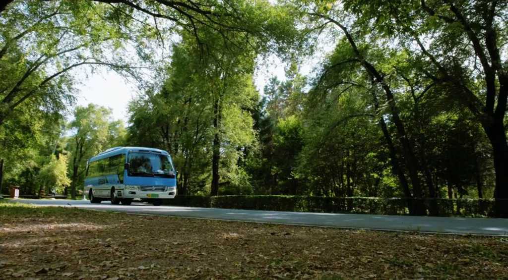 净月潭的绿色动脉:金旅纯电动考斯特守护“绿海明珠” - 第1张 - 提加商用车网 净月潭的绿色动脉:金旅纯电动考斯特守护“绿海明珠” - 第1张