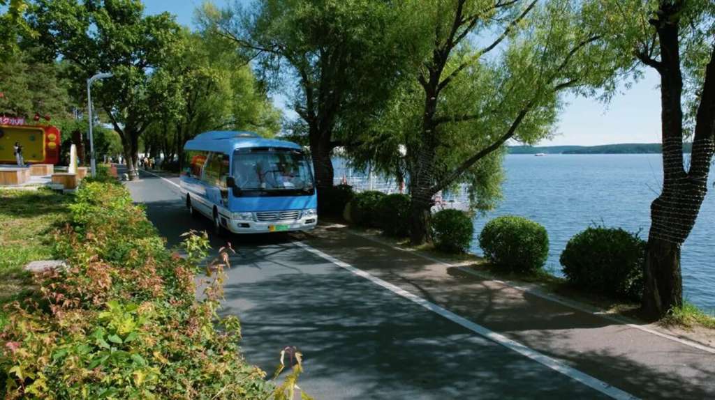 净月潭的绿色动脉:金旅纯电动考斯特守护“绿海明珠” - 第6张 - 提加商用车网 净月潭的绿色动脉:金旅纯电动考斯特守护“绿海明珠” - 第6张