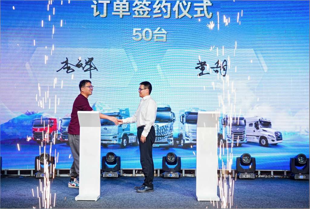 乘龙卡车闪耀乌鲁木齐,共启丝路干线运输创富新程 - 第10张 - 提加商用车网 乘龙卡车闪耀乌鲁木齐,共启丝路干线运输创富新程 - 第10张