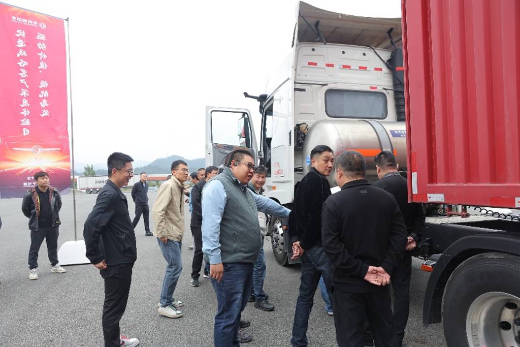 驱动价值 领航高效 东风商用车快递战略客户深度体验日在十堰圆满举行 - 第3张 - 提加商用车网 驱动价值 领航高效 东风商用车快递战略客户深度体验日在十堰圆满举行 - 第3张