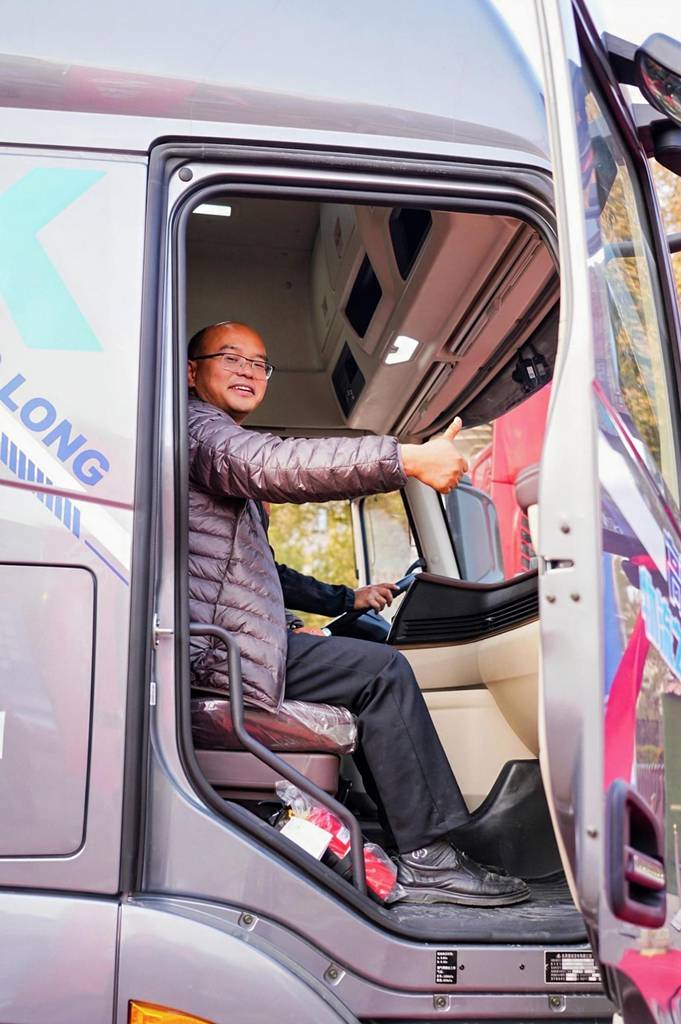 乘龙卡车闪耀乌鲁木齐,共启丝路干线运输创富新程 - 第8张 - 提加商用车网 乘龙卡车闪耀乌鲁木齐,共启丝路干线运输创富新程 - 第8张