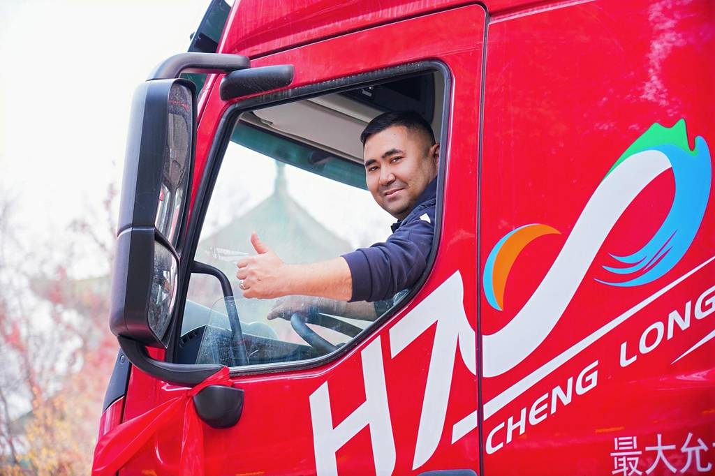 乘龙卡车闪耀乌鲁木齐,共启丝路干线运输创富新程 - 第9张 - 提加商用车网 乘龙卡车闪耀乌鲁木齐,共启丝路干线运输创富新程 - 第9张