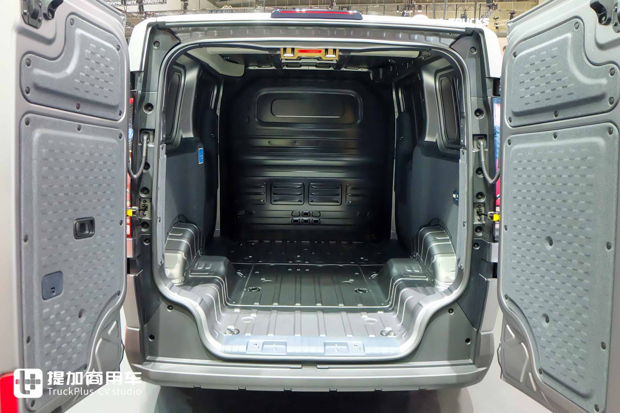 2025日本移动出行展|客运货运全满足!起亚PV5登陆日本市场,实拍带你看实力几何 - 第7张 - 提加商用车网 2025日本移动出行展|客运货运全满足!起亚PV5登陆日本市场,实拍带你看实力几何 - 第7张